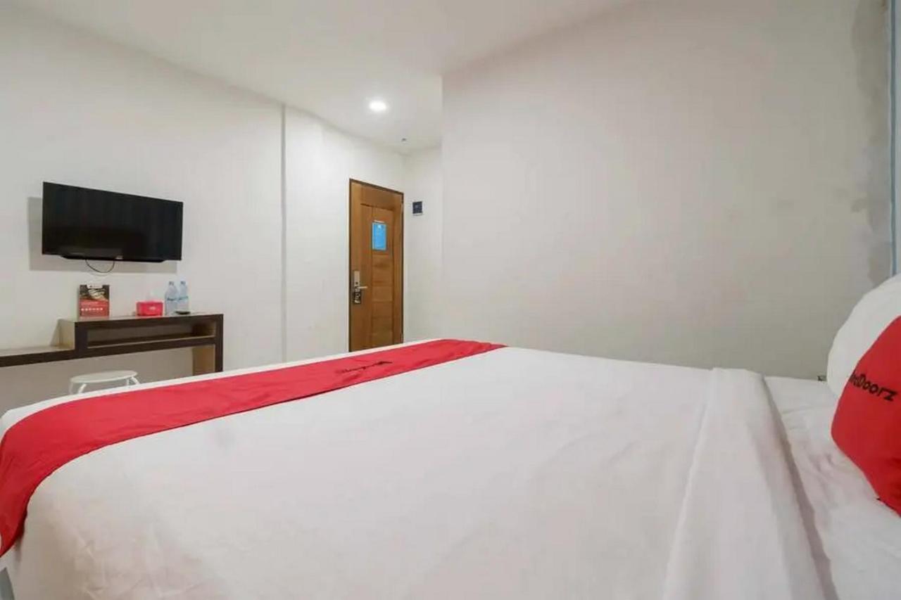 Reddoorz Plus @ Cemara Asri Medan Exterior photo